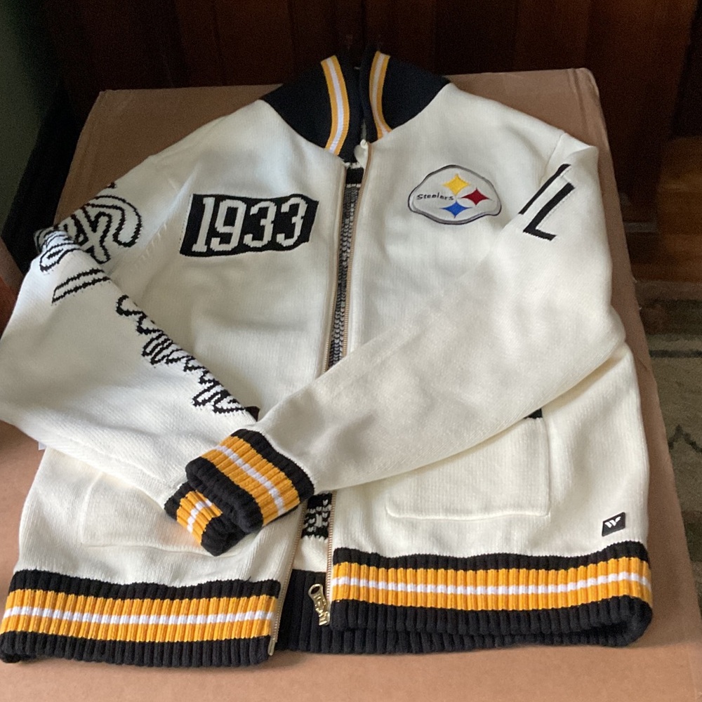 STEELERS Stylish White and Black Zip-Up Sweater